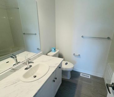 For Lease - 1453 Mockingbird Square, Pickering, Ontario - Photo 5