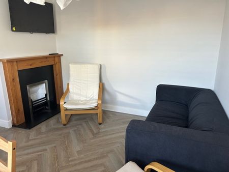 4 Bed Semi-Detached House, Pilkington Close, BS34 - Photo 2