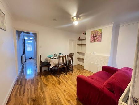 3 Bed Terraced House, Culver Lane, RG6 - Photo 2