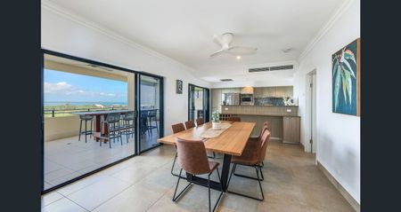 EXECUTIVE THREE-BEDROOM APARTMENT WITH OCEAN VIEWS - Photo 3