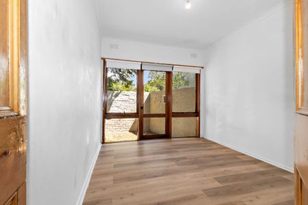 Charming Coastal Cottage - Convenience, Comfort & Character - Photo 2