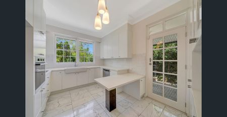 Spacious Family Home - Pool Maintenance Included - Photo 3