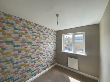 Victoria Court, Longwood, Huddersfield, HD3 4UB - Photo 5