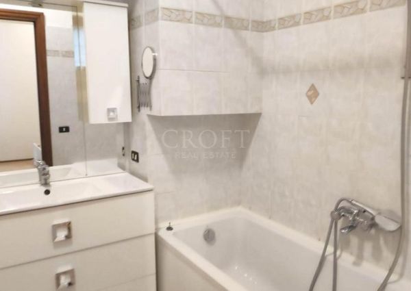 Monteverde Vecchio: Modern 2 bedroom, 2 bath, large living room, separate kitchen. Bright, silent, parquet floors, situated in lovely period building, excellent area, near park. Ref. 2364.