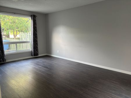 For Lease - 322 Scottsdale Drive, Guelph, Ontario - Photo 4