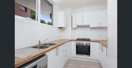 Beautifully Presented Two Bedroom Apartment - Photo 4