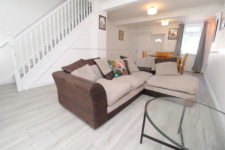 House - End Terrace For Rent Vale Terrace, Tredegar - Photo 3