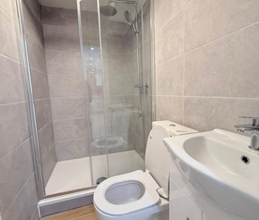 Two double room close to ilford station- 1675 pcm inclusive bills - Photo 6