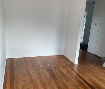 Standalone -Family Friendly - w workshop garage. - Photo 6