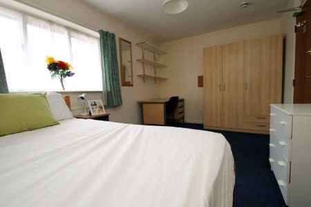 4 bedroom semi-detached house to rent - Photo 3