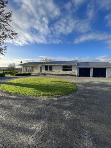 Situated in the desirable Cambridge and positioned perfectly over looking the Milan Park horse stud sits this immaculately presented four bedroom family home. - Photo 4