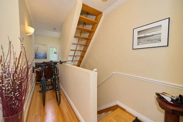 Toronto Furnished Upper Level for Rent – Elegant 2 Bed, 2 Bath with Private Entrance and Air Conditioning - Photo 1