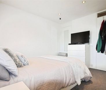 Pond Road, Egham, Surrey, TW20 8BG - Photo 5