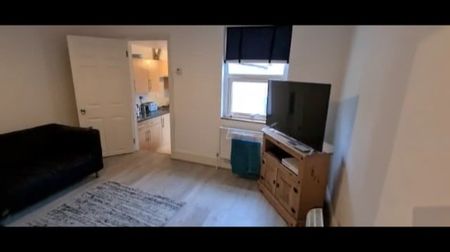 1 Bed Flat, Star Road, RG4 - Photo 2