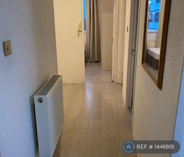 1 bedroom in a flat share to rent - Photo 5