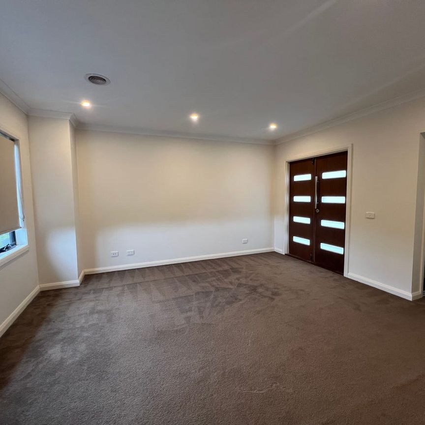 *Modern 3-Bedroom Home with Comfort, Style and Convenience* - Photo 1