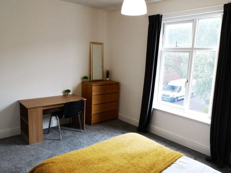 Newly Decorated Spacious Double Rooms - Photo 4