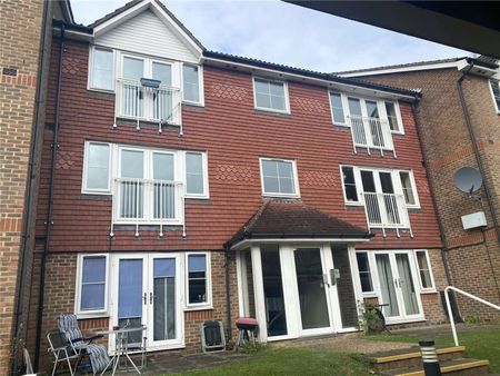 A contemporary apartment forming part of a modern development set in vibrant Crawley. - Photo 2