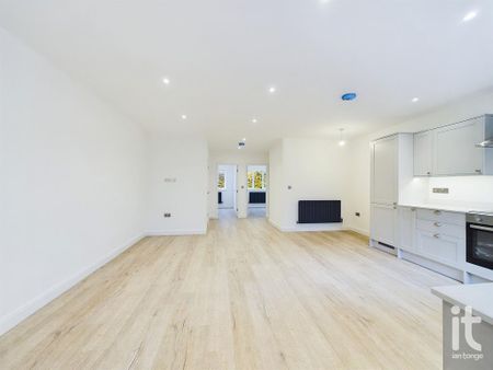 2 bedroom ground floor flat to rent - Photo 2