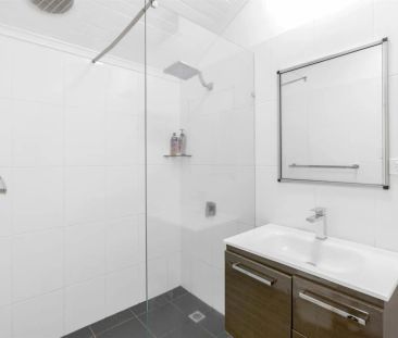 Spacious one bedroom flat, includes utilities, in the heart of Parr... - Photo 5