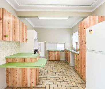 Large Family Home - Photo 4