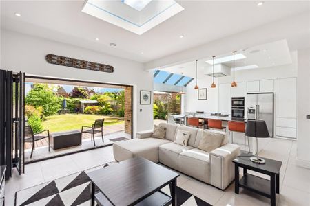 5 bedroom detached house to rent - Photo 4