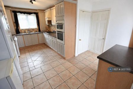 3 bedroom semi-detached house to rent - Photo 5