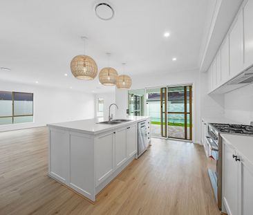 Luxury Hamptons Style 5-Bedroom Family Home with a Pool. - Photo 4