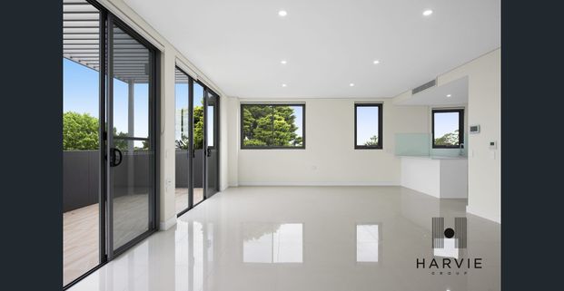 Oversized 3-Bedroom Apartment with Terrace and Double Parking - Photo 1