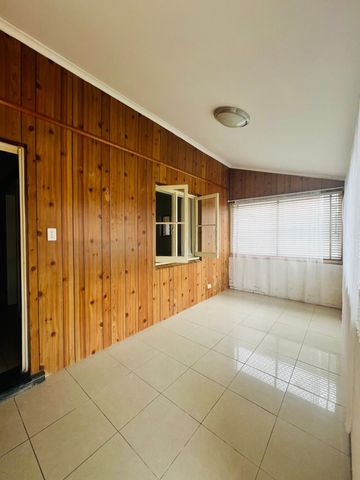 4 BEDROOM DOUBLE BRICK HOUSE - Photo 2