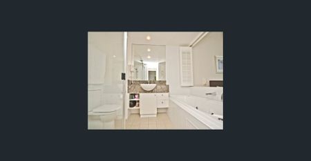 Unfurnished Modern Apartment Living in the Heart of the Gold Coast - Photo 3