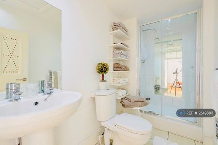 1 bedroom in a house share to rent - Photo 2