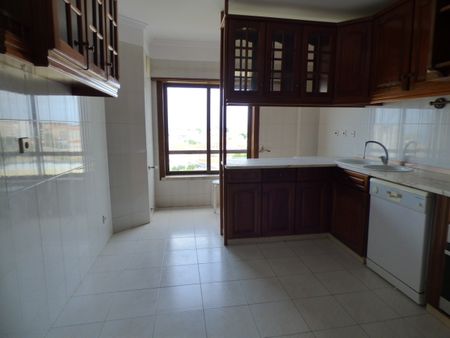 Spacious two bedroom unfurnished apartment in the Buzano area of Parede. - Photo 3