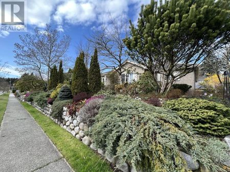 4755 W 7TH AVENUE, Vancouver, British Columbia - Photo 2