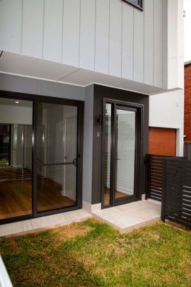 Morden Townhouse - Photo 1