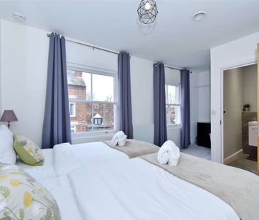 All inclusive short let. Beautifully designed duplex apartment in centre of Henley for short lets, from one week. All bills included. - Photo 2