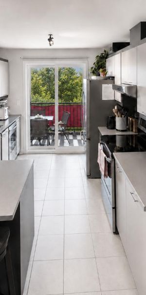 4½ MODERNE À LOUER | 2 STATIONNEMENTS | PRÈS DU CHUS - Photo 1