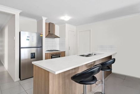 8 Clarice Crescent, Brookfield, VIC 3338 - Photo 2