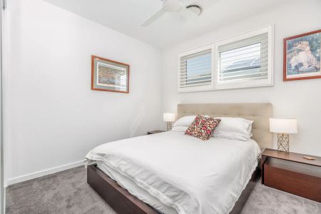 Modern Executive Waterfront Residence - Photo 3