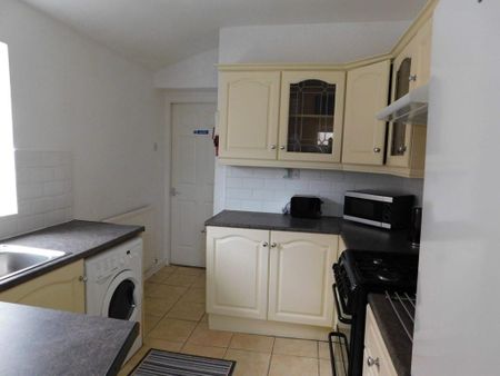 1 bedroom in a flat share to rent - Photo 3