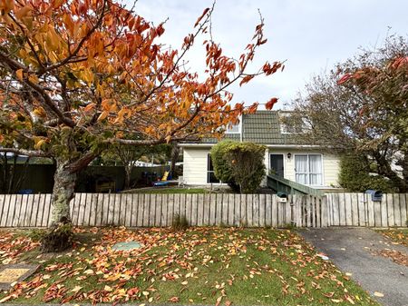 Sunny, Convenient & Family-Friendly Townhouse - Photo 4