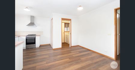 NEAT 3 BEDROOM HOME - PERFECT FOR A YOUNG FAMILY! - Photo 3