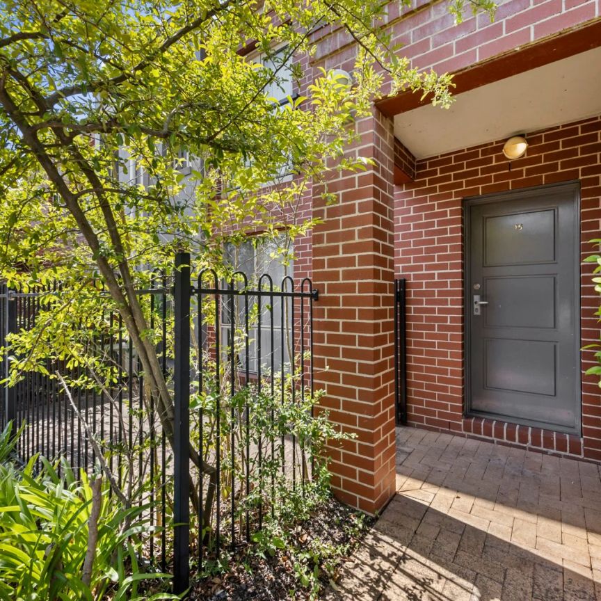 Conveniently located townhouse - Photo 1