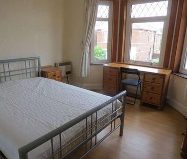 Bedroom Detached House In Charminster, BH9 - Photo 2