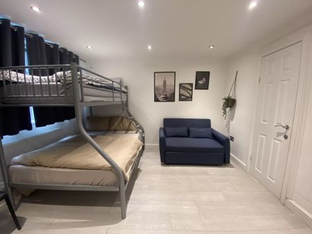 Compact Ensuite - Photo 2