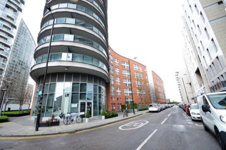 1 bedroom in a flat share to rent - Photo 2