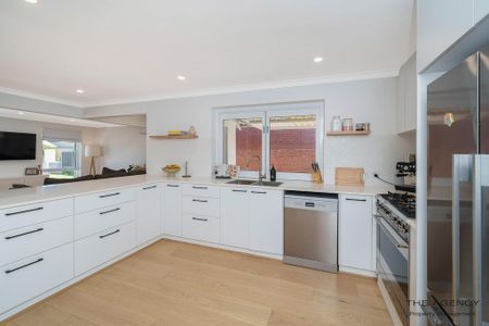 Beautifully Renovated Family Home in a Prime Location - Photo 5