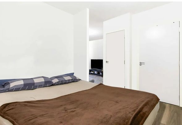 Studio Flat, St Pier Court, E13 - Photo 1