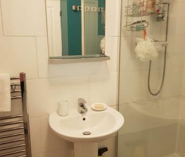 Large double room available in gated flat - Weybridge , Surrey - Photo 6