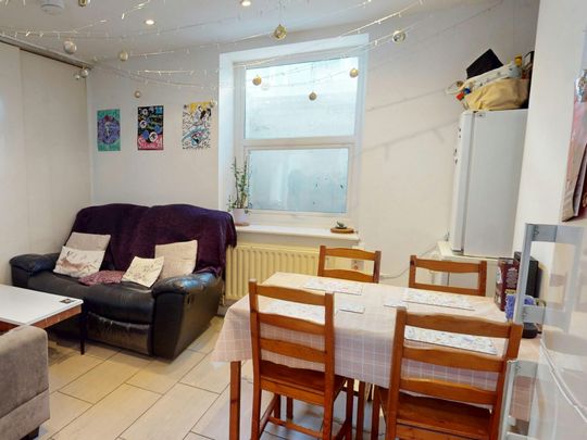 Terraced House to rent on - Photo 1